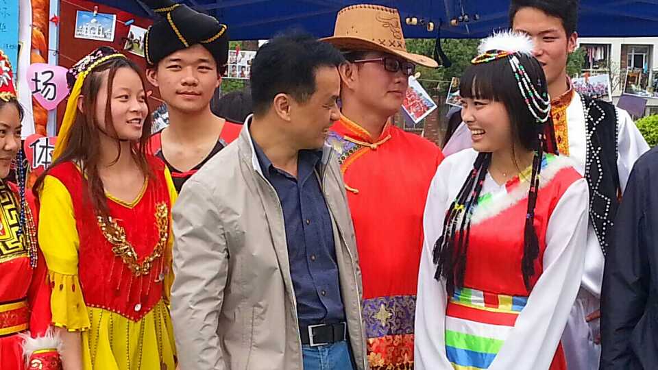 院长邓院方与学生亲切交谈